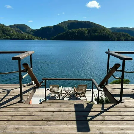 Semesterbostad Retro House With Jetty In Aptafjorden
