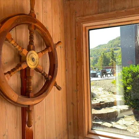 Retro House With Jetty In Aptafjorden * Farsund