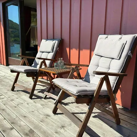 Retro House With Jetty In Aptafjorden * Farsund